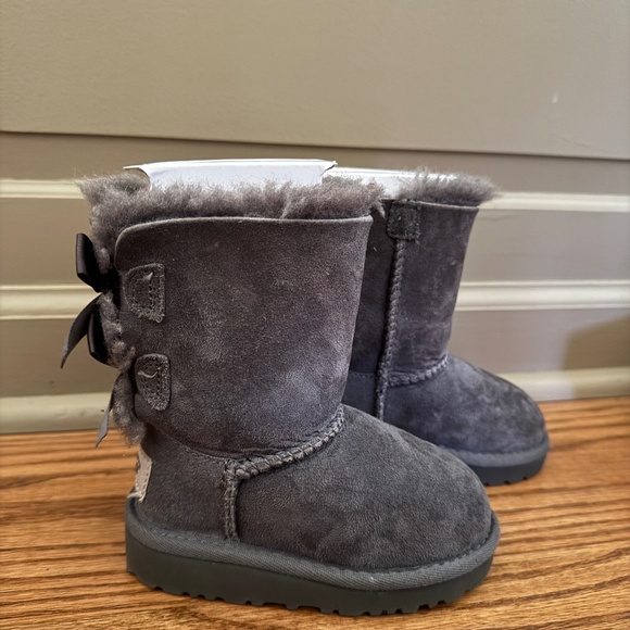 Bailey bow UGGS. Brand new - Picture 1 of 4